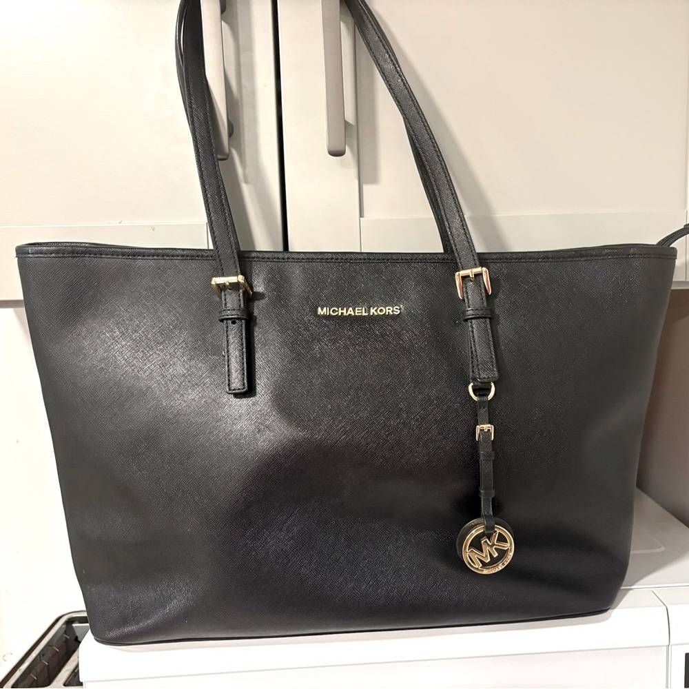 Black Michael Kors Tote Bag -Great condition

18 by 11 inches

FREE SHIPPING - Picture 11 of 11